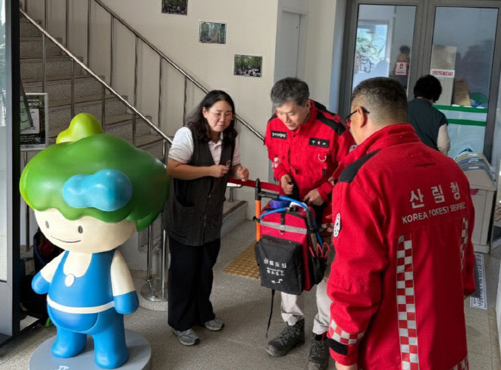 중부지방산림청장(안병기)점검하고 있다.