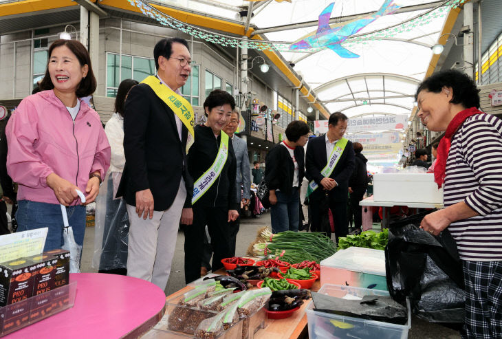 송인헌 괴산군수가 명절 인사를 전하고 있다.
