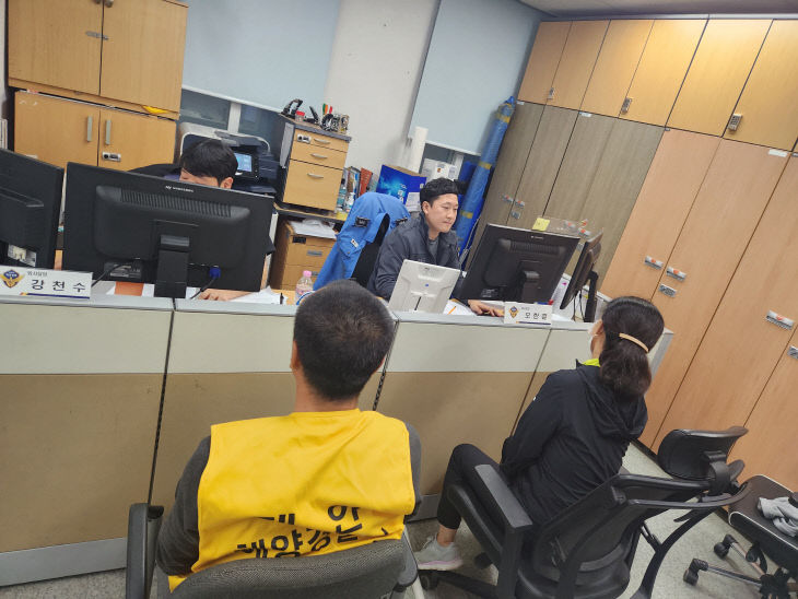 승선원 조사받는 장면