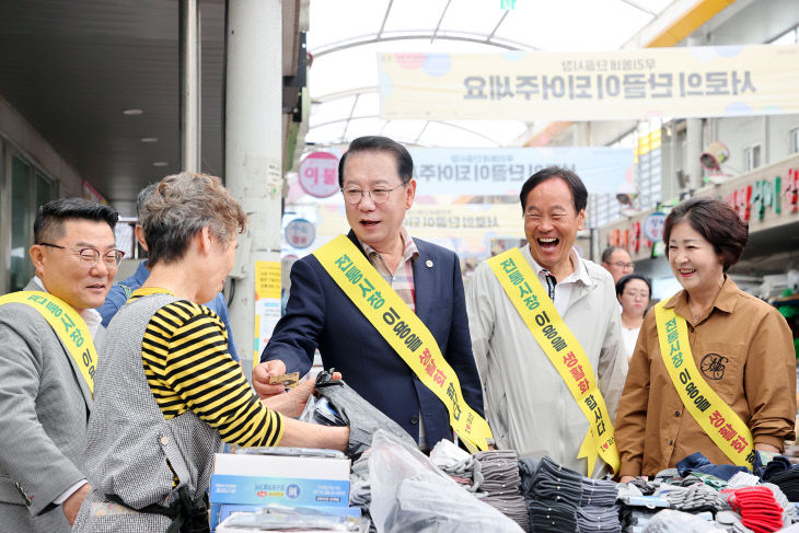 송인헌 군수가 격려에 나서고 있다