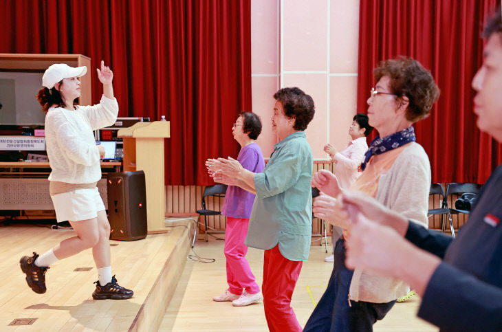 어르신들이 즐거운 시간을 보내고 있다 (5)