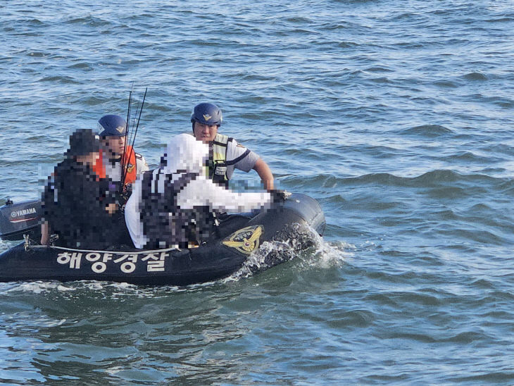 갯바위 고립자 구조하여 고무보트 이동하는 모습