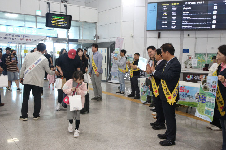 ·애향운동본부, 추석맞이 귀성객 환영 행사 (3)