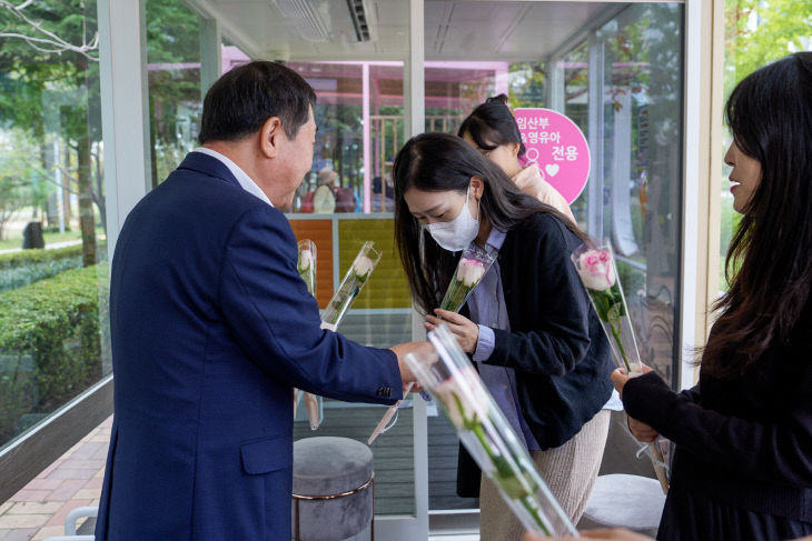 임신한 직원들에게 꽃을 전달하고있다.
