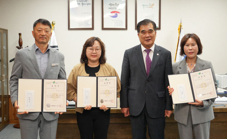 서천군이 정부혁신 우수부서를 시상하고 기념촬영을 하고 있다