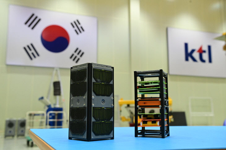 진주샛 원비(JINJUSat-1B) 실물모형 사진