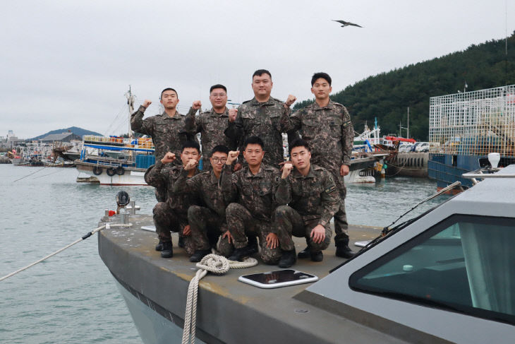 8해안감시기동대대 경비정운용반 장병들이 화이팅을 하고있다.