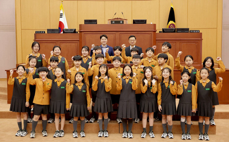 대전성모초등학교 4학년 대전시의회 견학-1_단체사진