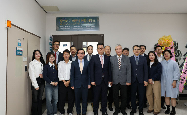 사진 3. 충청남도 베트남 연합사무소 개소 기념 단체 사진 촬영