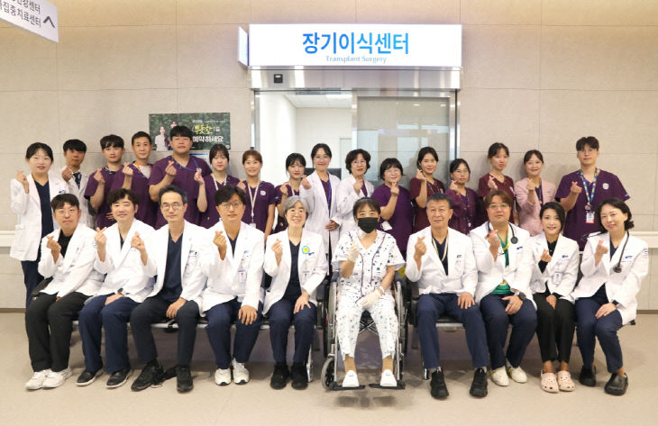 ① 생체 간이식 환자와 의료진 단체사진f