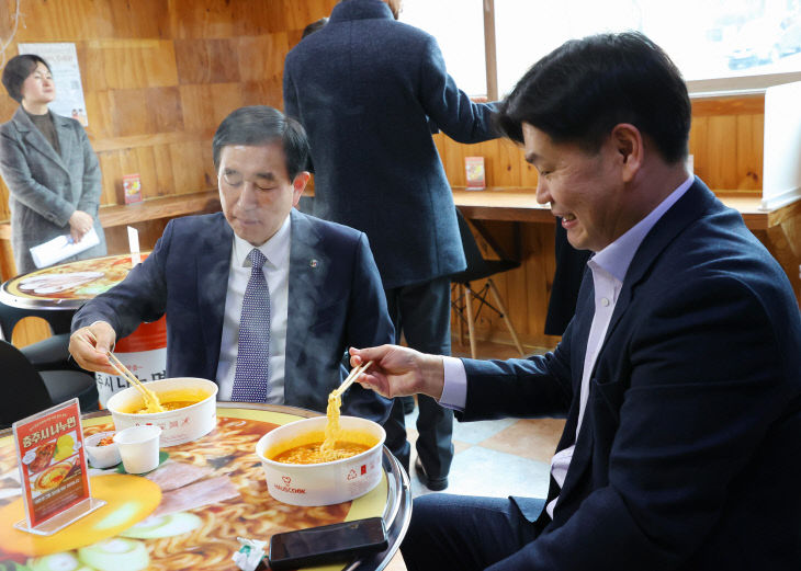 지난 3월 충주시 '나누면' 개소식날 조길형(사진 왼쪽) 충주시