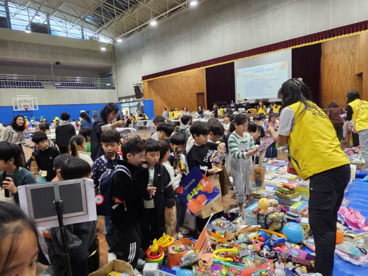 공주신월초_2025 사랑나눔 바자회 사진(1)