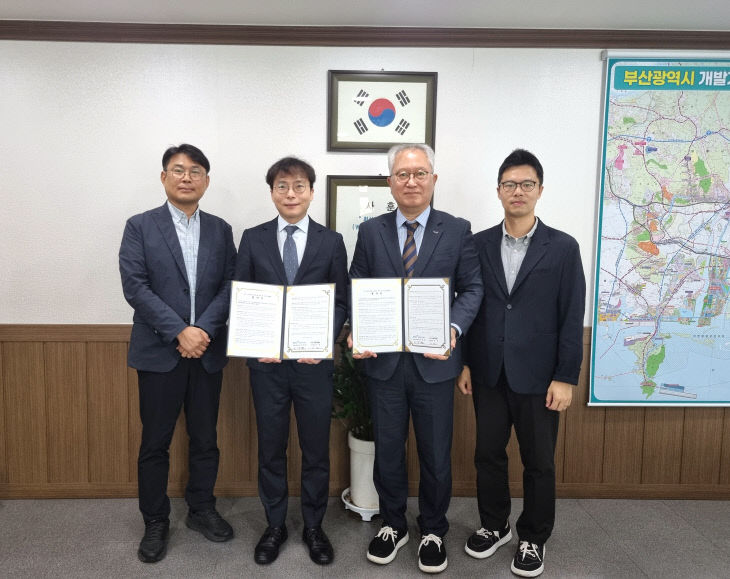 협약식(기념촬영-4인)