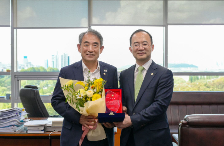 251023__윤준병_의원__국회의장_공로패_수상