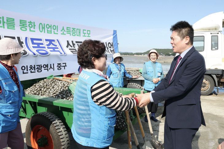 1-2 보도사진 (용유무의 체험어장 동죽 11톤 살포)