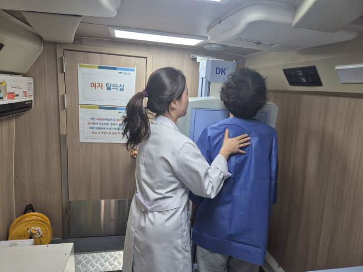 홍성군 결성면 주민이 건강영향조사를 받고 있다