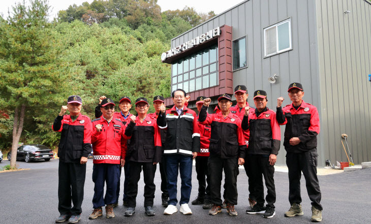 산불대응센터를 방문해 대원들을 격려하고 있다.