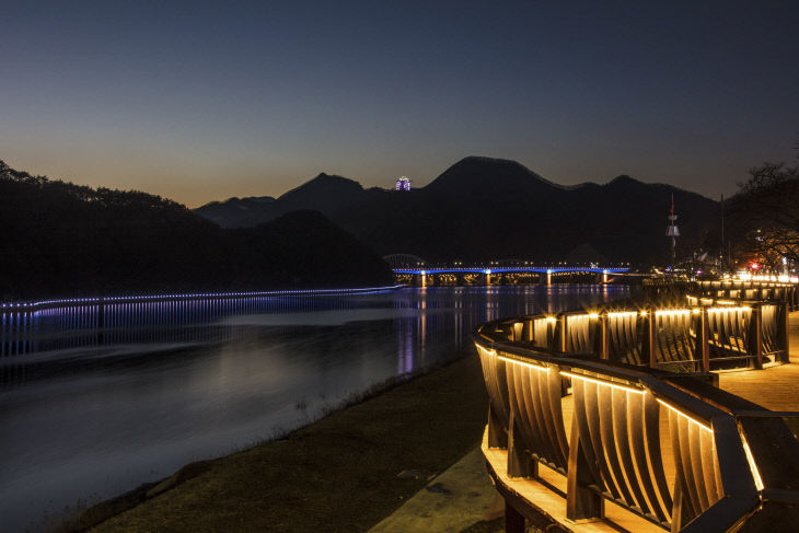 보도 1) 수변로 야경