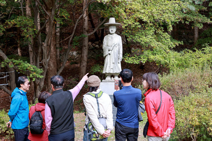 괴산군 연풍면 조령산의 연풍선비길 선비상 앞)