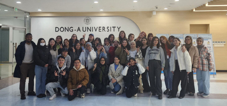 동아대 GKS 장학생 졸업식 기념촬영 모습