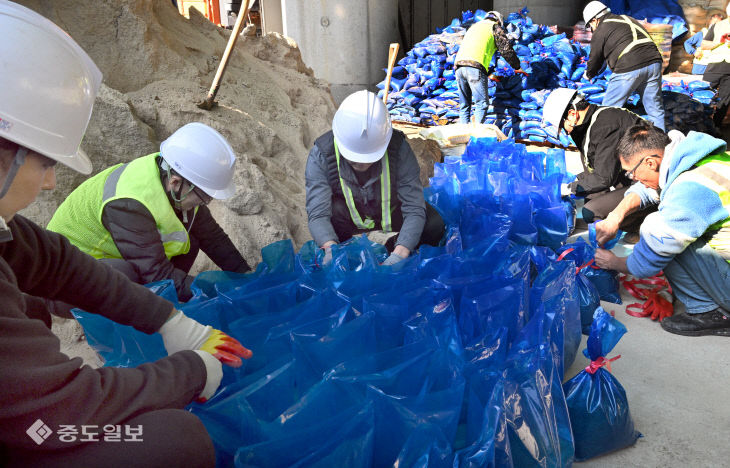 20251029-제설용 모래주머니 제작1