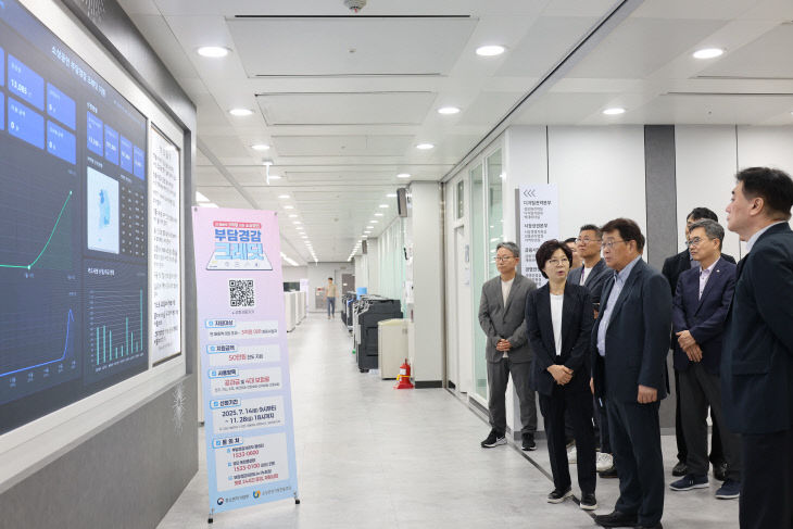 [사진자료] 접수 개시 당일 현황점검 중인 박성효 이사장