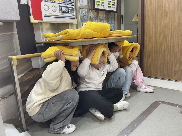 이동안전체험차량 지진체험을 하는 초등학생 모습(1)