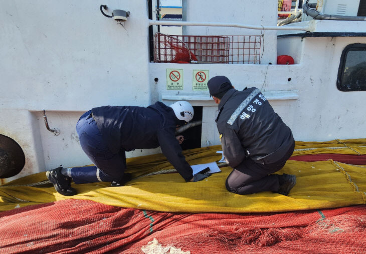 태안해경, 유관기관과 합동으로 어선점검하는 모습