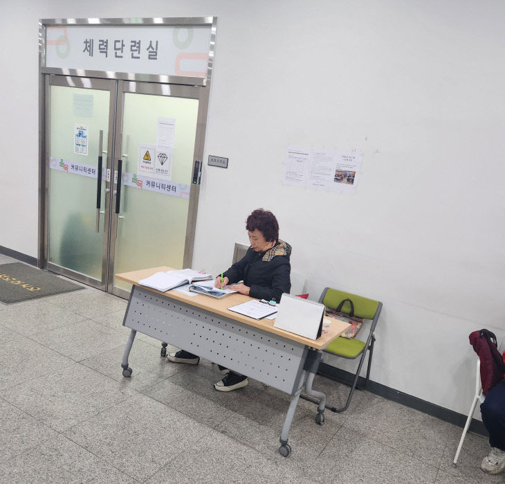 9-1 보도사진 (율목동 주민자치프로그램 만족도 조사)