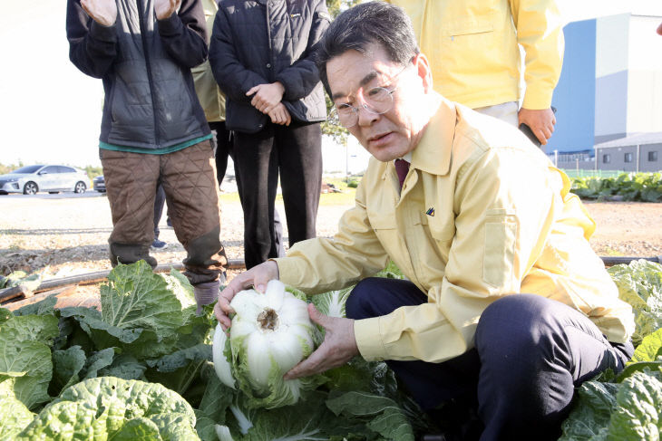 권익현 부안군수, 김장 채소 병해충 피해 현장 방문