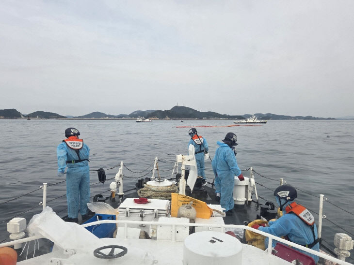 251031 방제 작업 중인 태안해경(P-28정) (2)