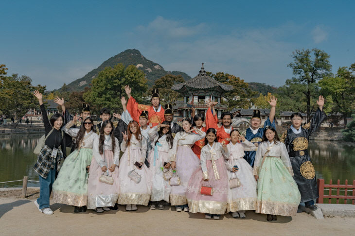 한국어교육원생이 한국 전통 문화를 체험 하고 있다