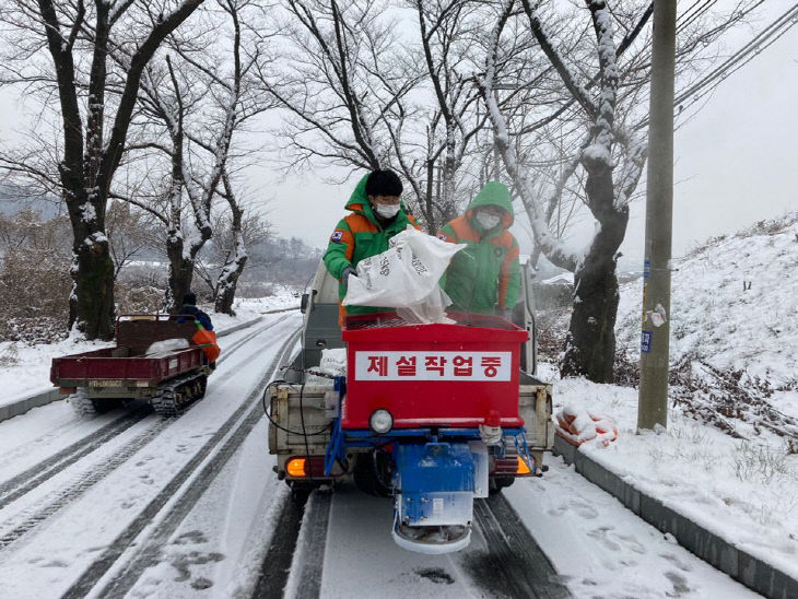 겨울철 제설작업 사진.(충주시 제공)