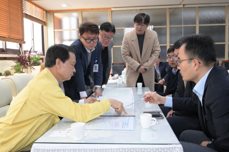 조병옥(사진 왼쪽) 음성군수와 롯데건설 관계자가 용인~충주(음