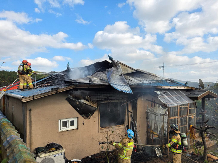 서천소방서 대원들이 화재 현장에서 진화 작업을 벌이고 있다