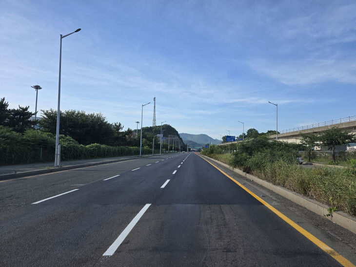 [251103 보도사진2] 신항 임항도로 _보수공사 후