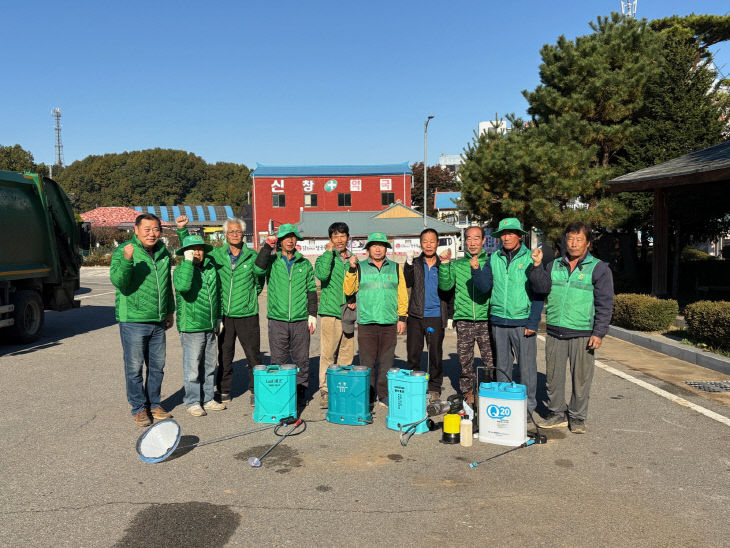 7.신양면 새마을협의회 회원들의 방역소독 작업 모습 (1)