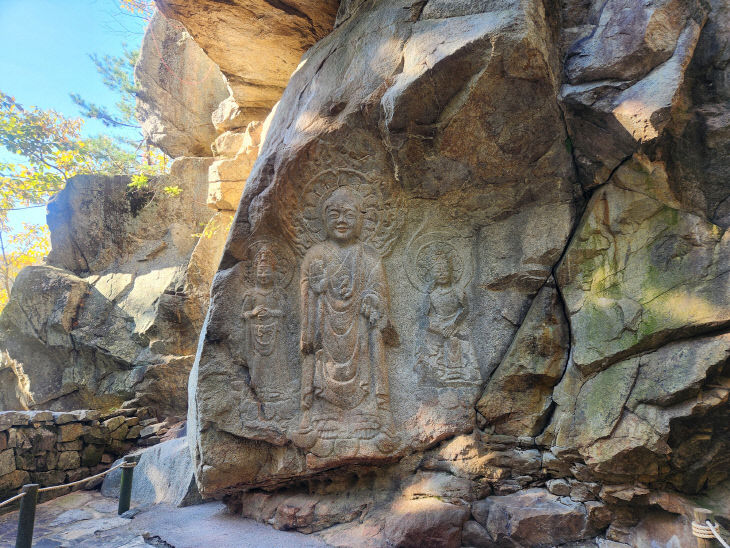 3. ①서산 용현리 마애여래삼존상
