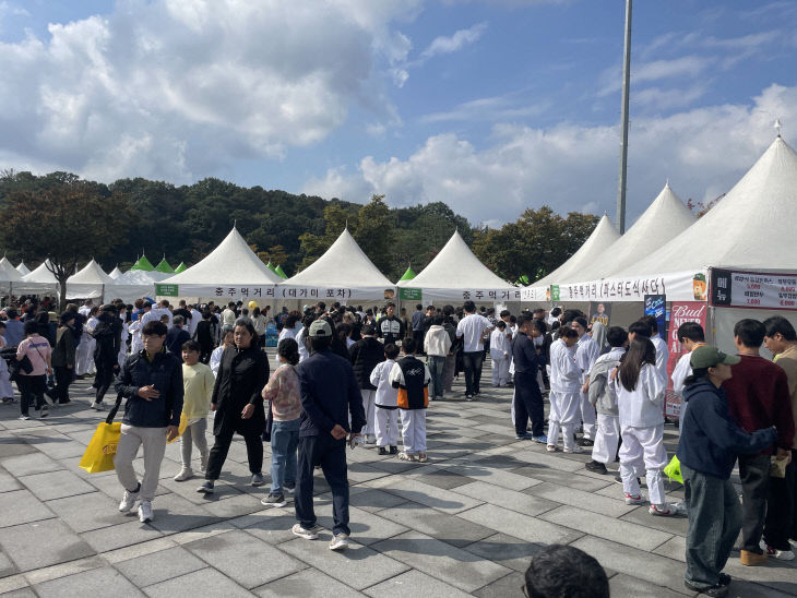 '2025 충주씨 농산물 직거래 한마당' 행사 사진.(충주시 제공)