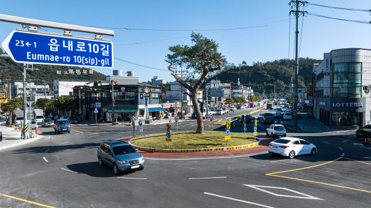 괴산읍 동부리 시계탑사거리 회전교차로