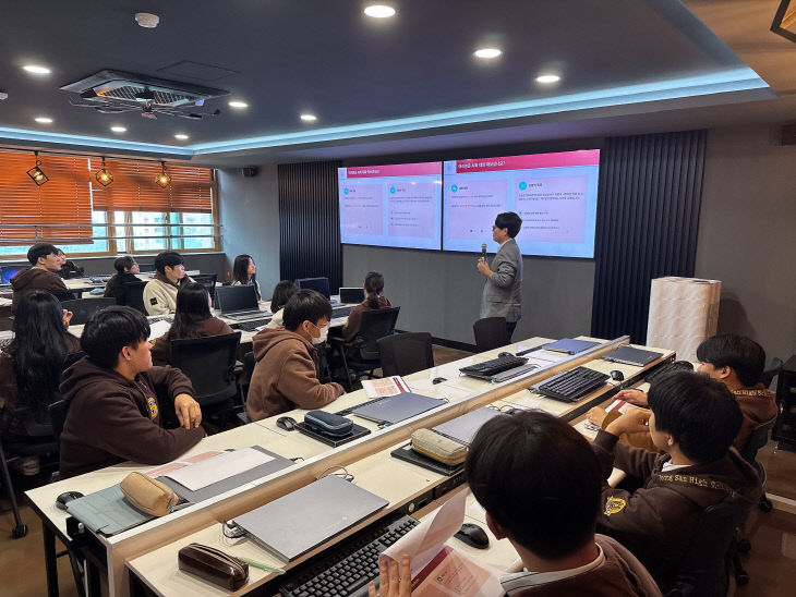 'AI와 함께하는 미래 세상-생성형 AI의 원리와 실습' 프로그램