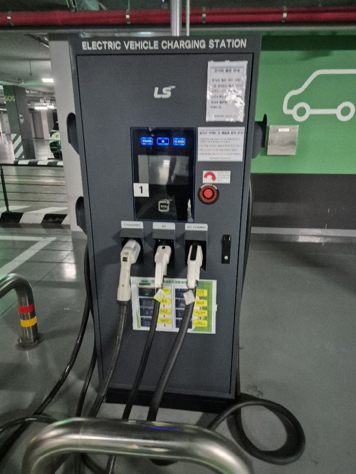 전기차 충전기설 점검 모습.김해시 제공