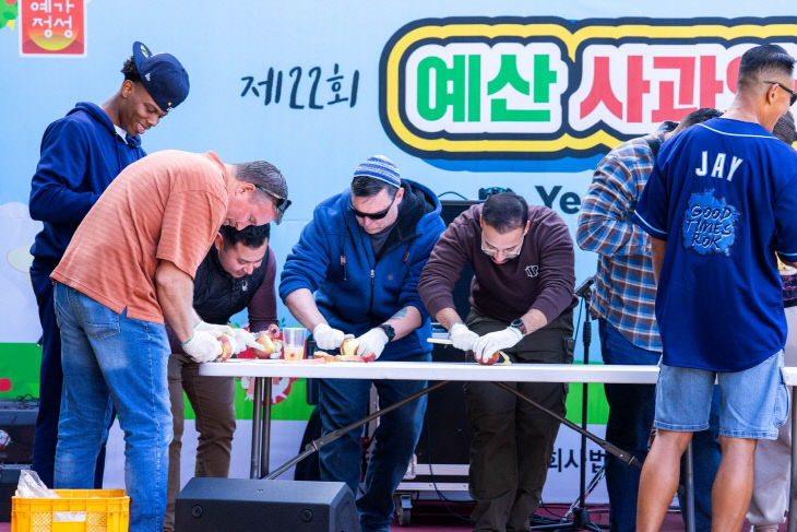 2.제22회 예산사과와인페스티발 현장 모습(사과깎기대회) (1)