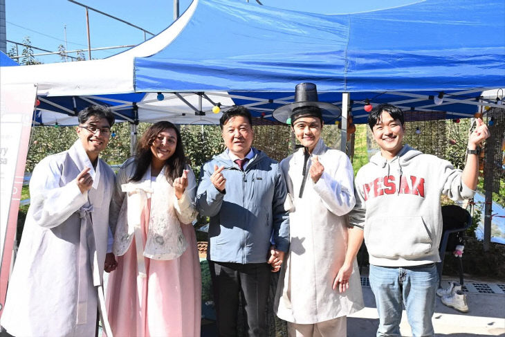 2.제22회 예산사과와인페스티발 현장 모습(한복체험)
