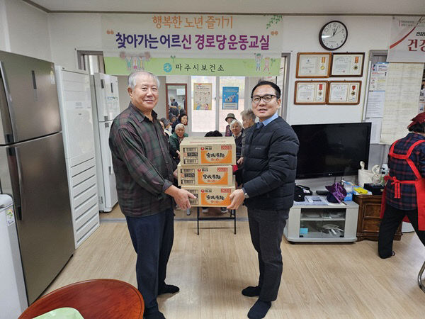 9 라면을 전달하고 있다