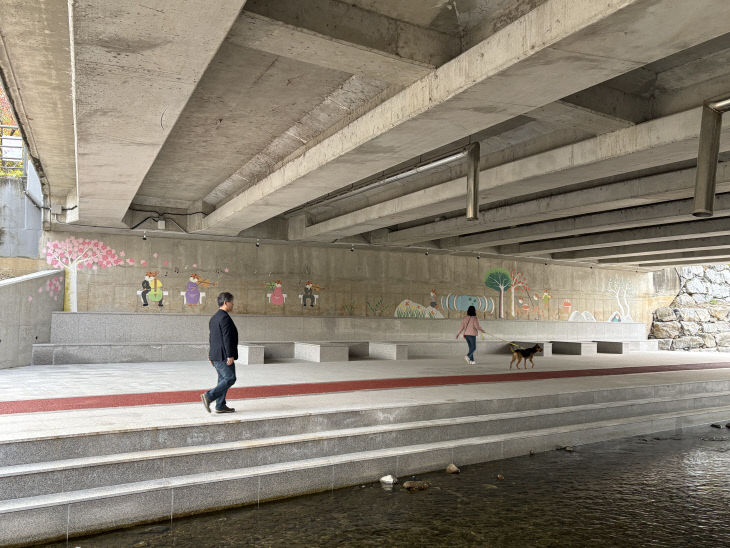 호암물정원 산책로 벽화 조성 사진.(충주시 제공)