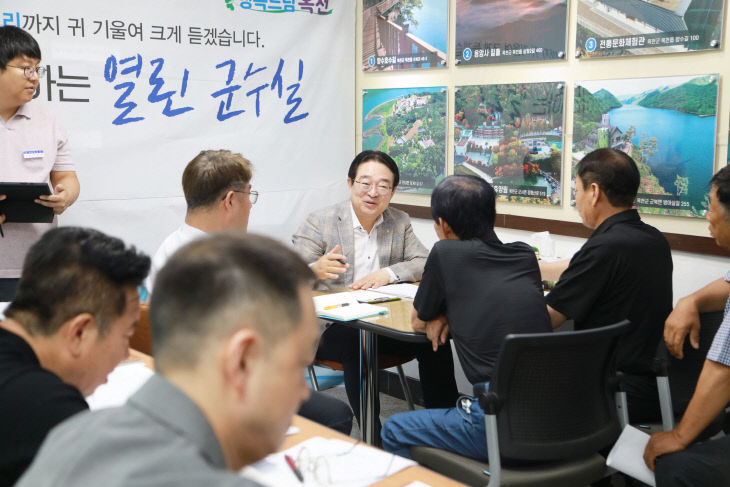 사진1) 2025년도 상반기에 진행됐던 열린군수실 진행 모습3