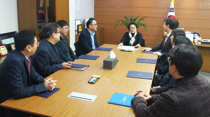 사진1 임명장 수여후 간담회모습