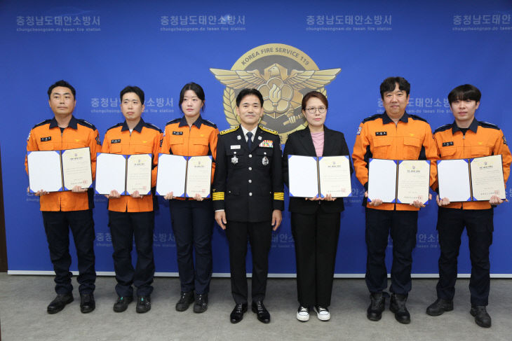 하트세이버 인증서를 수여받고 기념 촬영을 하는 모습