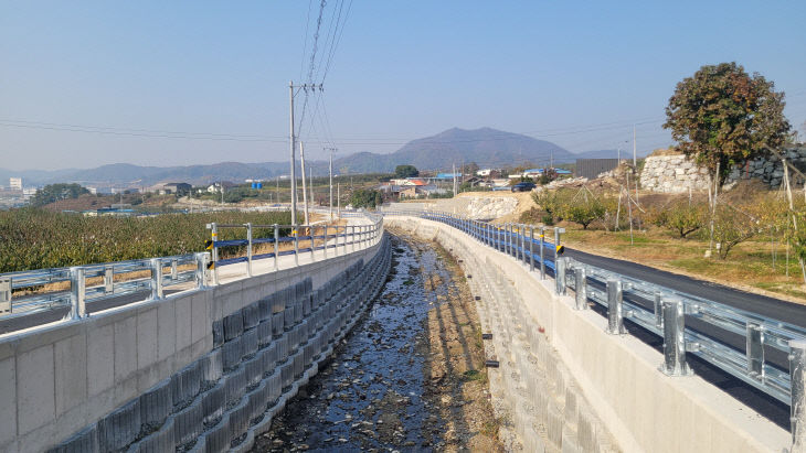 목골 자연재해위험개선지구 호안정비 준공 사진.(음성군 제공)